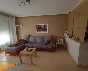 Living room of Flat for sale in Salamanca Capital  with Heating, Parquet flooring and Balcony