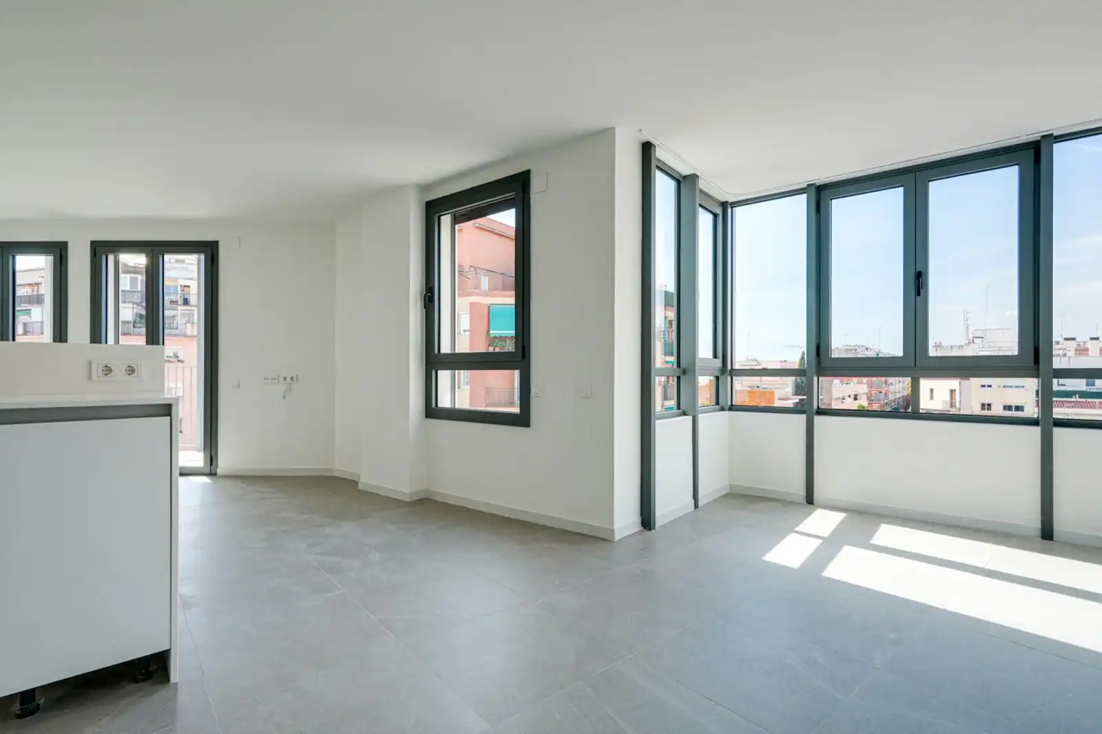 Living room of Flat for sale in L'Hospitalet de Llobregat  with Heating, Terrace and Oven