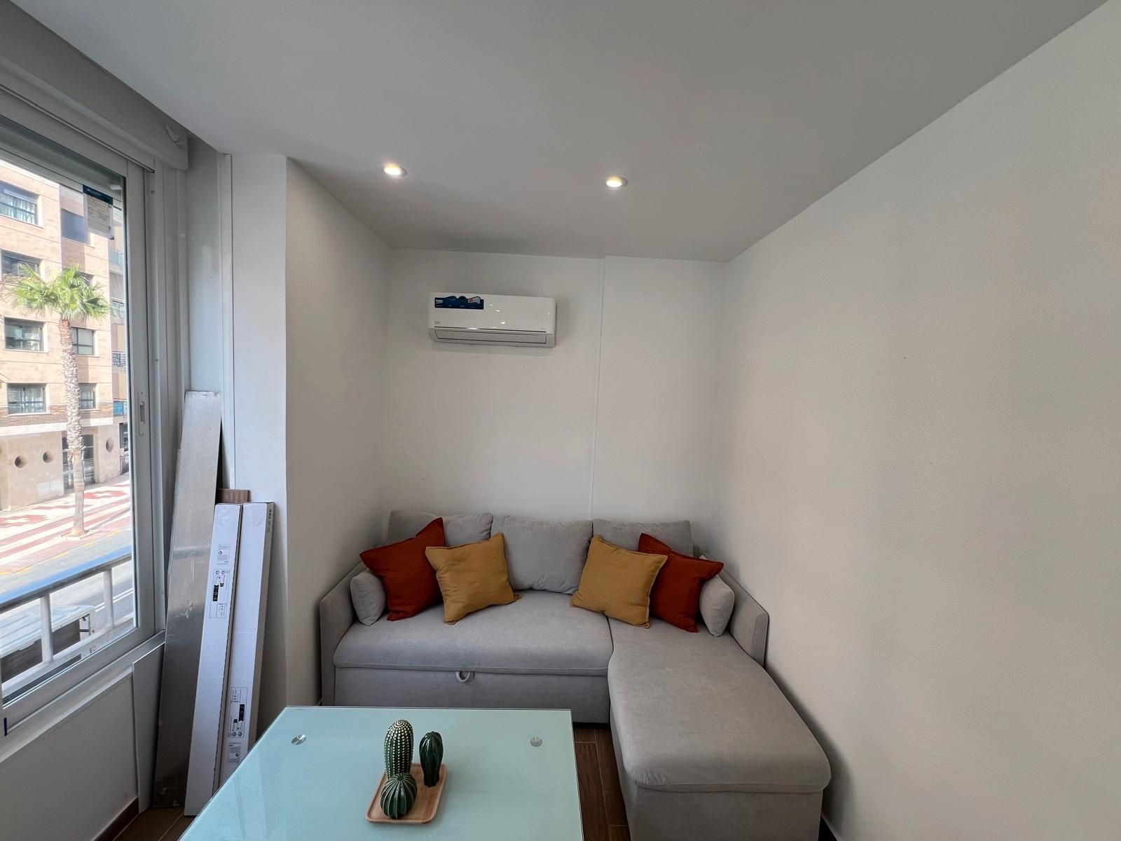 Sala d'estar de Pis de lloguer en Torremolinos amb Aire condicionat, Moblat i Piscina comunitària