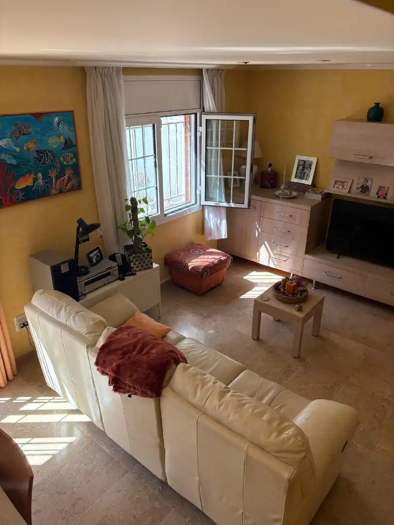 Sala de estar de Casa adosada en venta en Barcelona con Aire acondicionado, Calefacción y Jardín privado