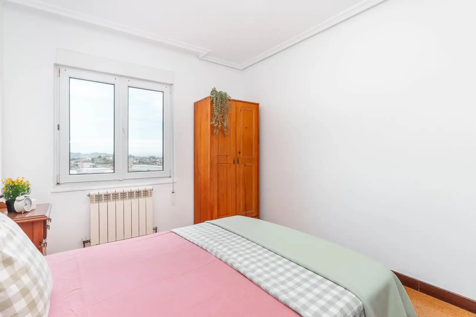 Dormitori de Casa o xalet en venda en Gijón  amb Calefacció, Jardí privat i Traster