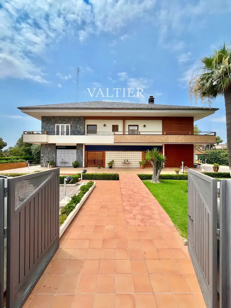 Vista exterior de Casa o chalet en venta en L'Eliana con Aire acondicionado y Piscina