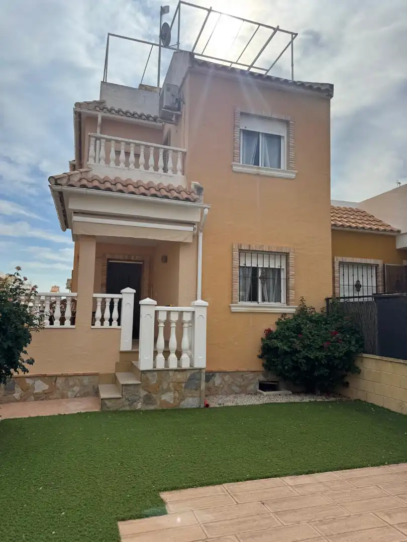 Vista exterior de Casa adosada en venda en Rojales amb Aire condicionat, Calefacció i Jardí privat