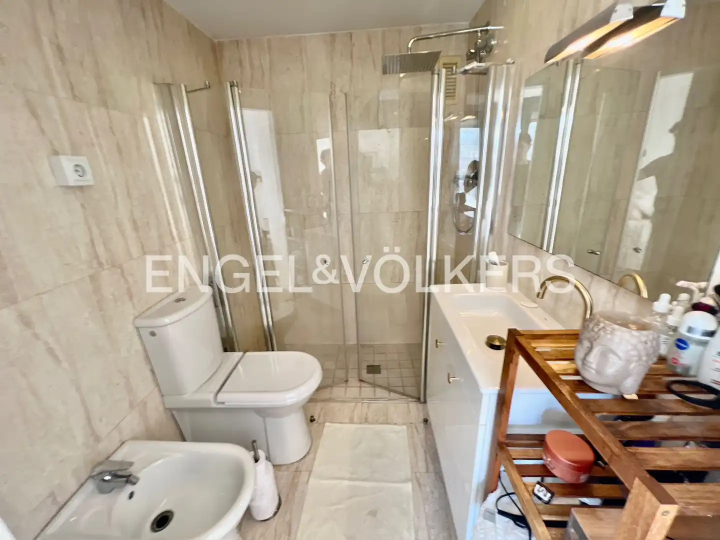 Badezimmer von Dachboden zum Verkauf in Barcelona mit Klimaanlage, Heizung und Parkett