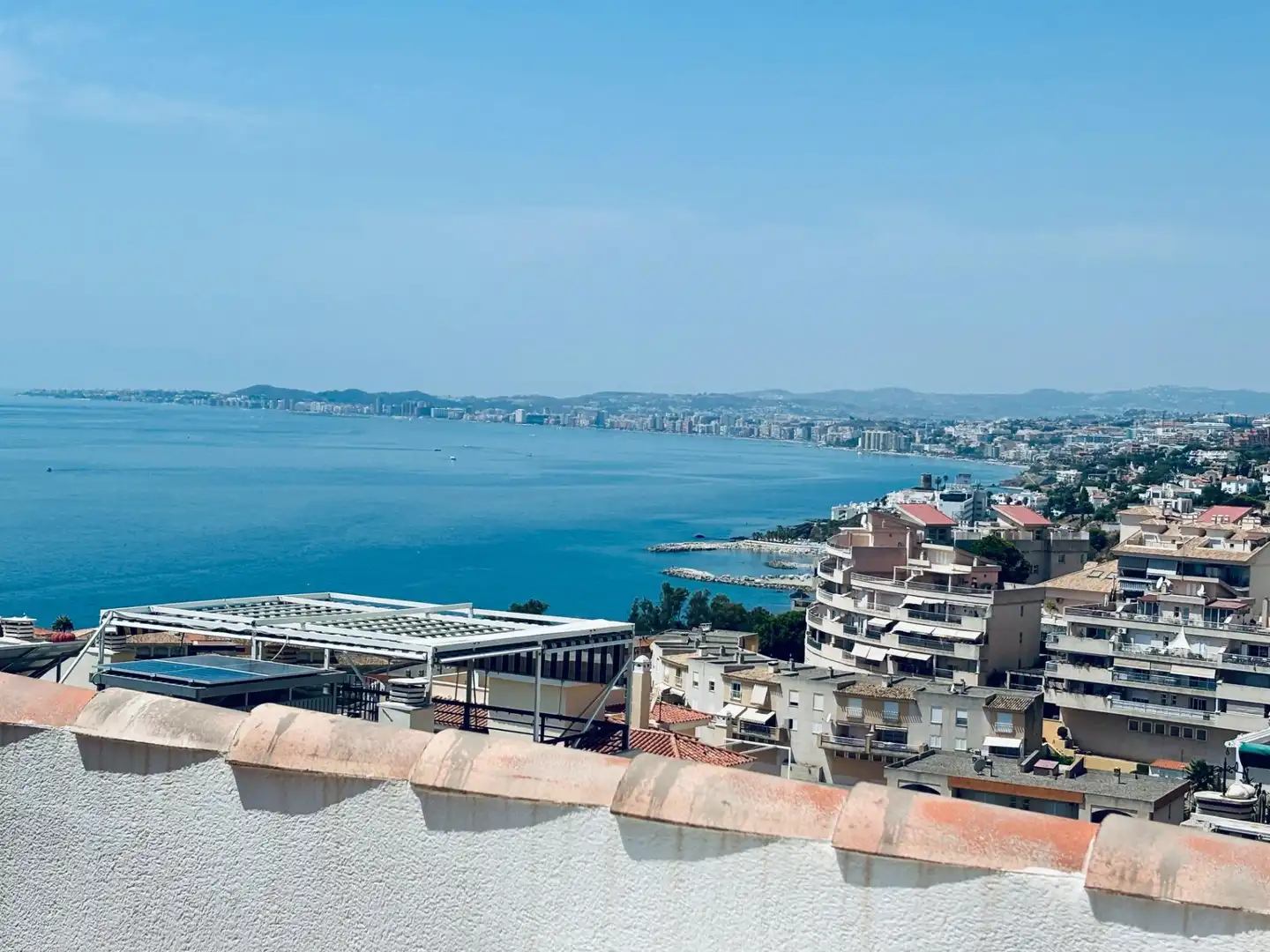 Vista exterior de Àtic en venda en Benalmádena amb Aire condicionat, Jardí privat i Terrassa