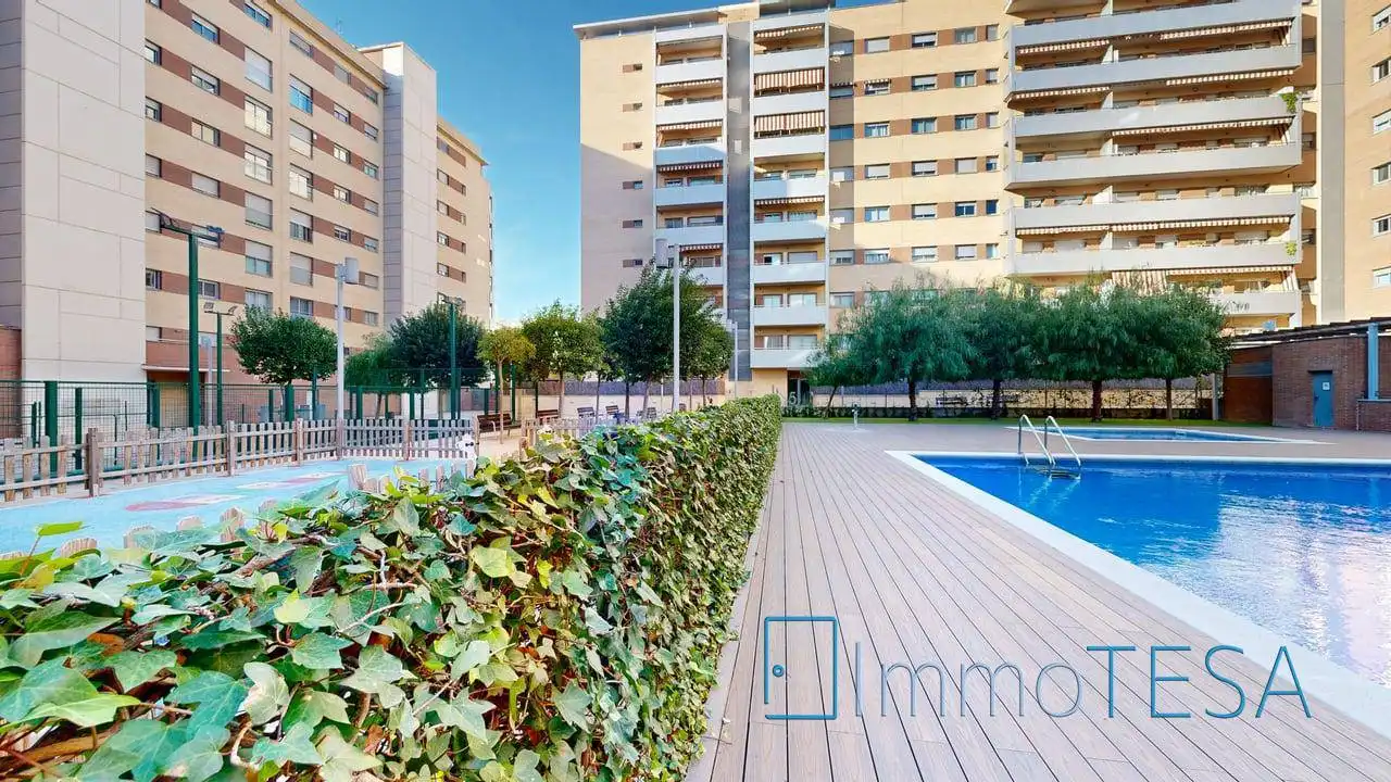 Swimming pool of Flat for sale in Barberà del Vallès  with Air Conditioner, Heating and Parquet flooring