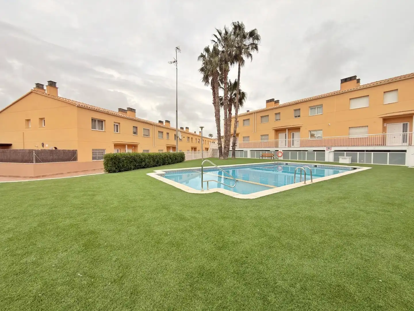 Piscina de Casa adosada de alquiler en Cubelles con Calefacción, Terraza y Amueblado