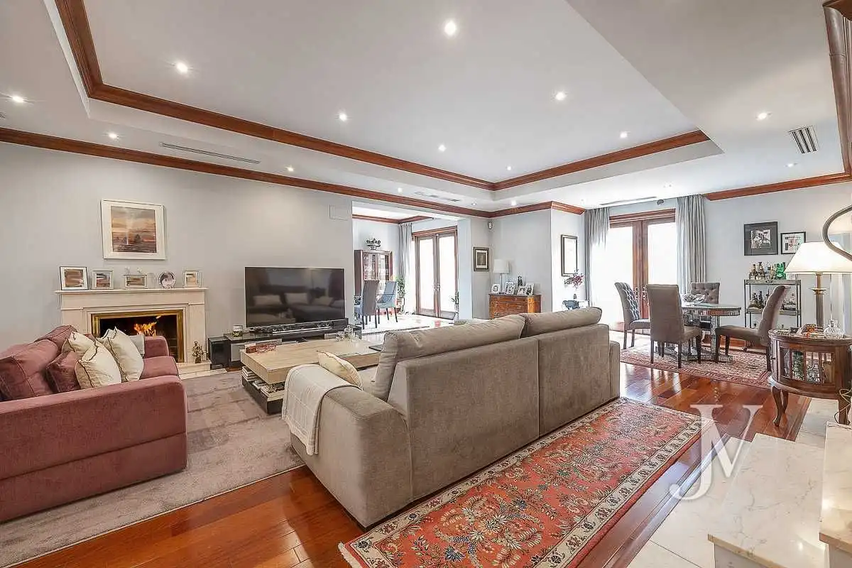 Sala d'estar de Casa adosada en venda en Madrid amb Aire condicionat, Calefacció i Jardí privat