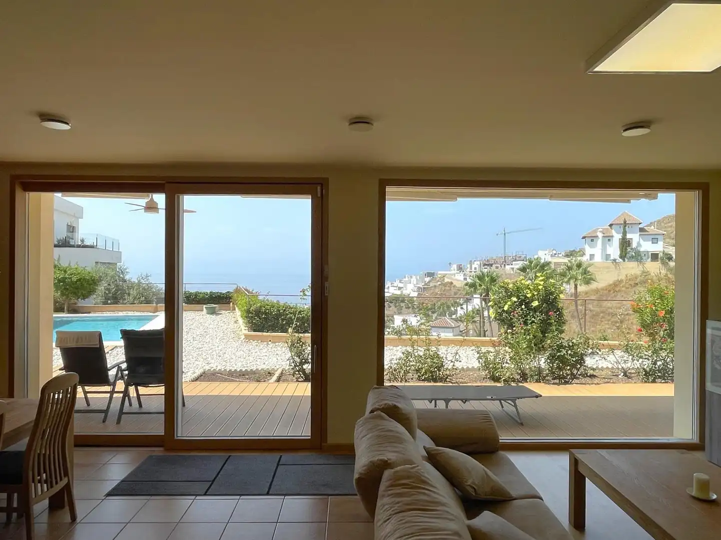 Vista exterior de Casa o xalet en venda en Torrox amb Aire condicionat, Jardí privat i Piscina