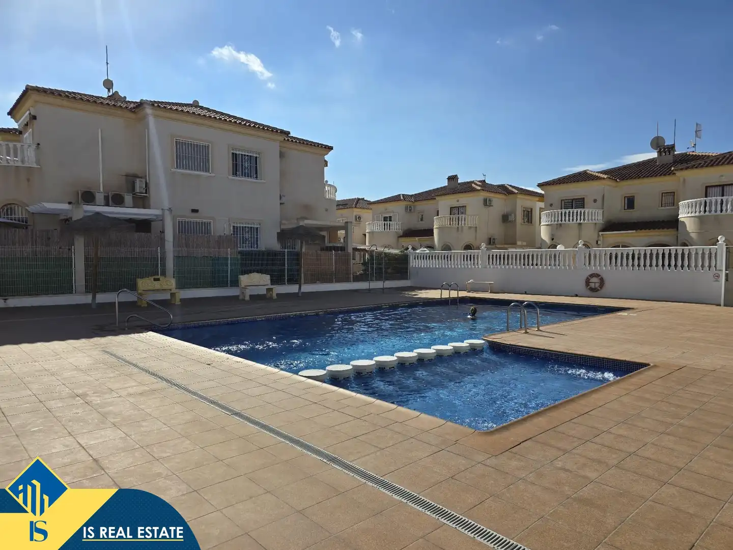 Piscina de Dúplex en venta en Torrevieja con Terraza y Amueblado