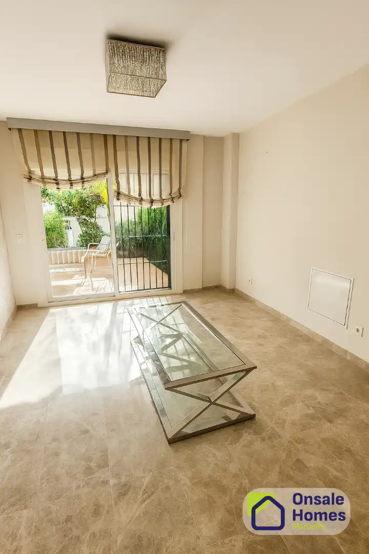 Sala de estar de Piso en venta en Marbella con Terraza, Alarma y Piscina comunitaria