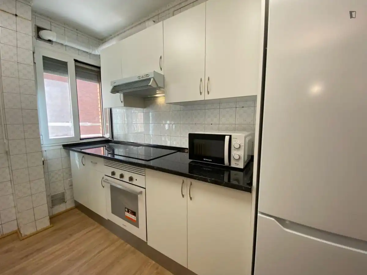 Cuina de Apartament per a compartir en Fuenlabrada amb Calefacció, Moblat i Microones