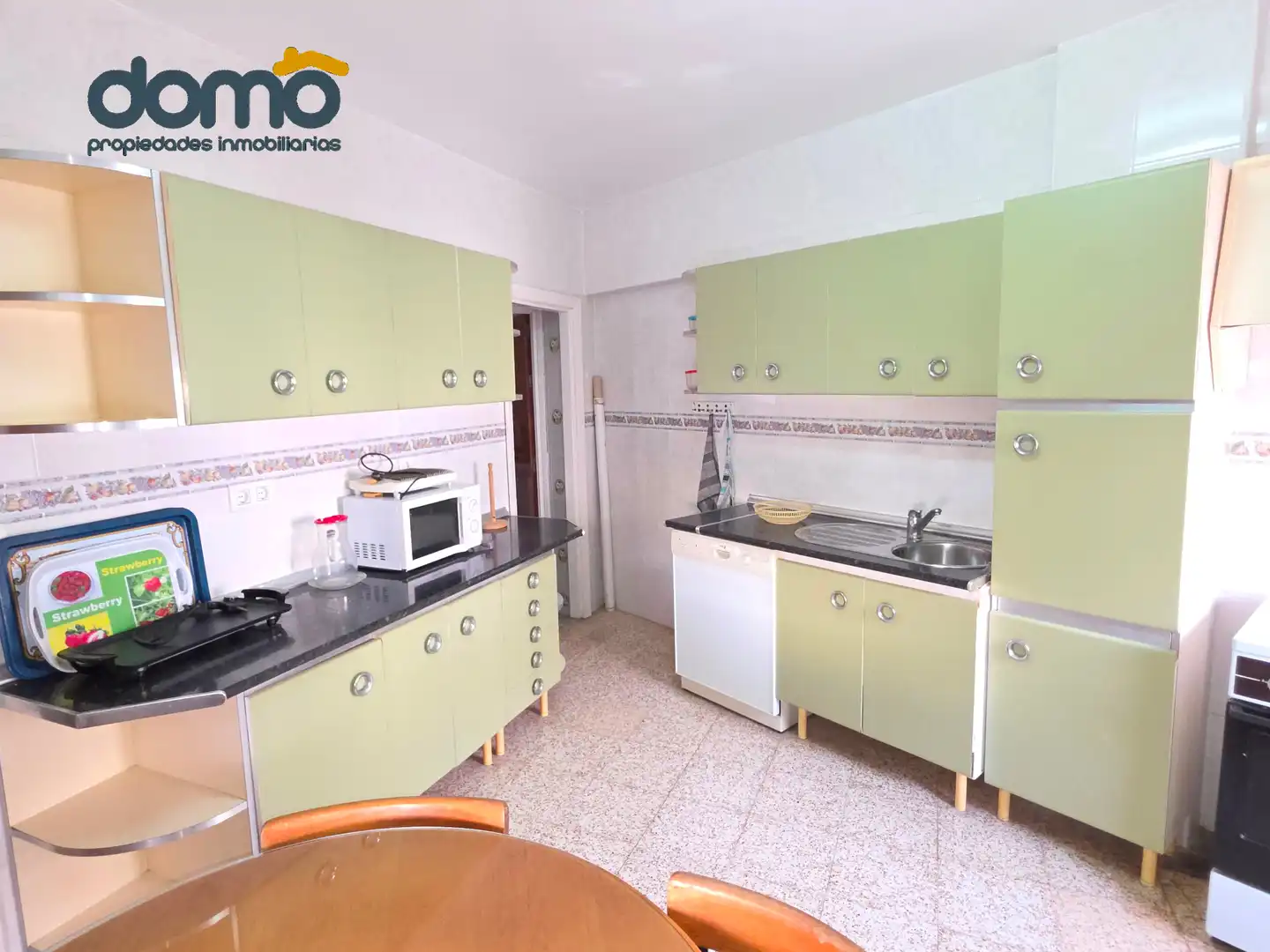 Cuina de Pis en venda en Almería amb Moblat i Balcó