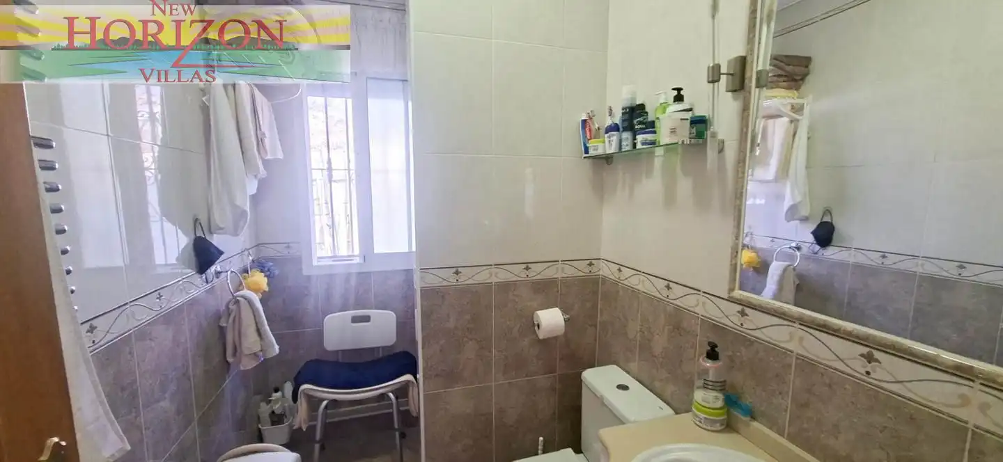 Bany de Casa o xalet en venda en Arboleas amb Jardí privat, Terrassa i Piscina