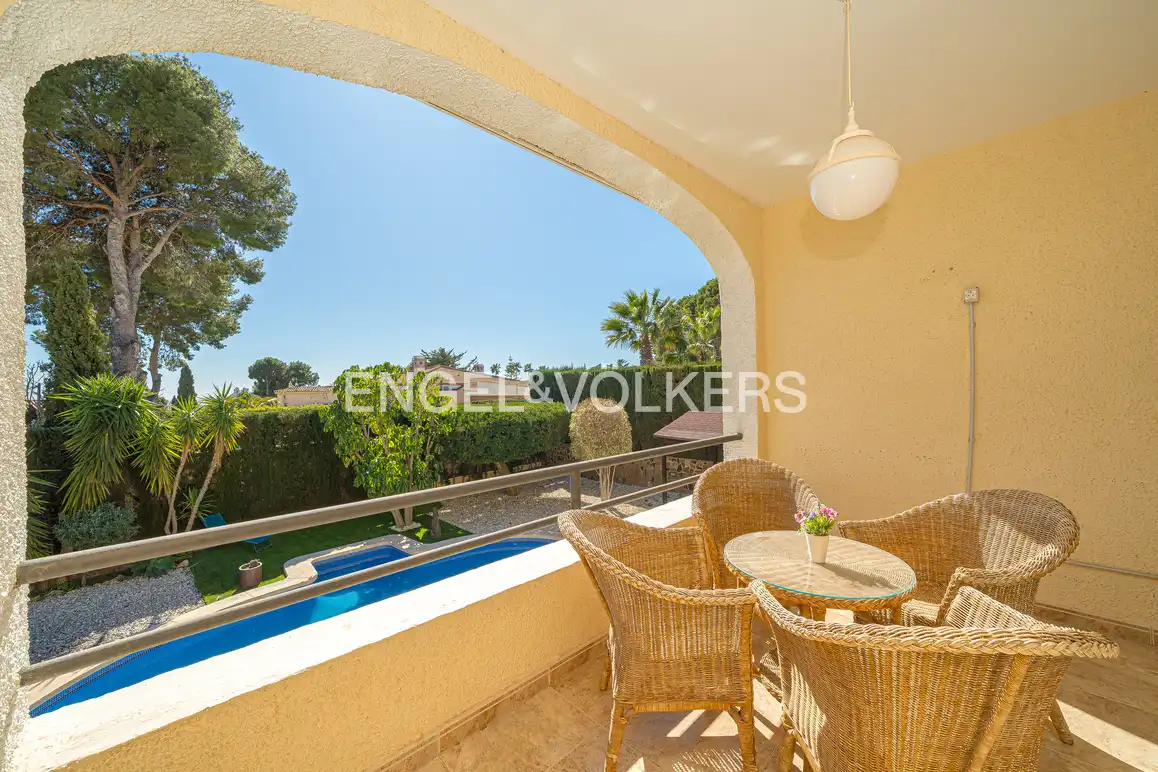 Terrassa de Casa o xalet en venda en La Nucia amb Aire condicionat, Jardí privat i Piscina