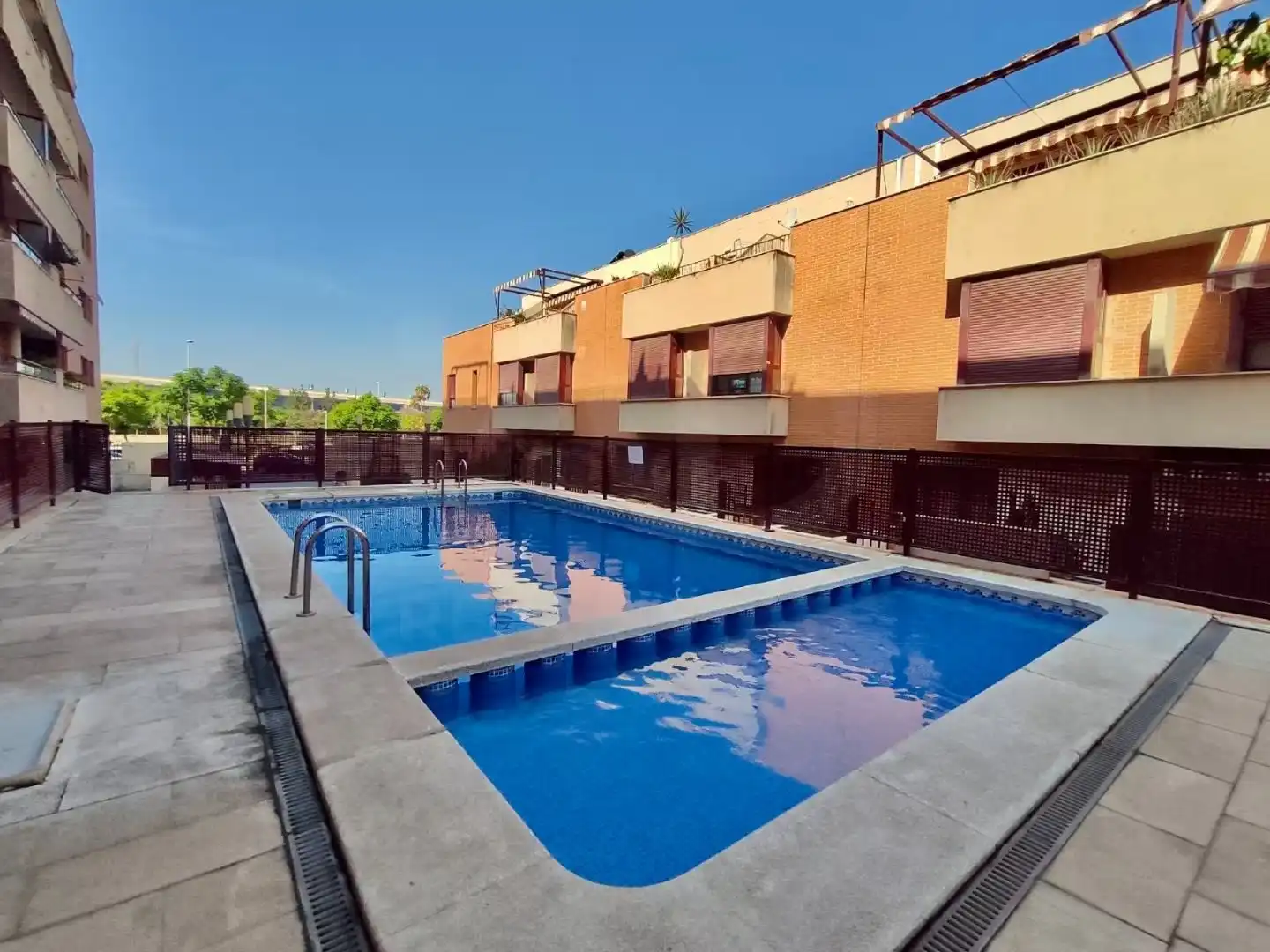 Reihenhaus mit Pool zum Verkauf in Carrer América 49, imagen 2