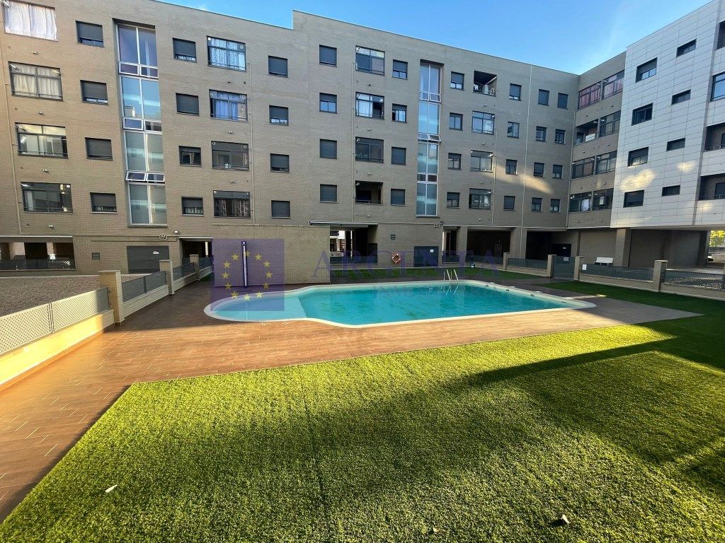 Piscina de Pis en venda en Cáceres Capital amb Aire condicionat i Terrassa