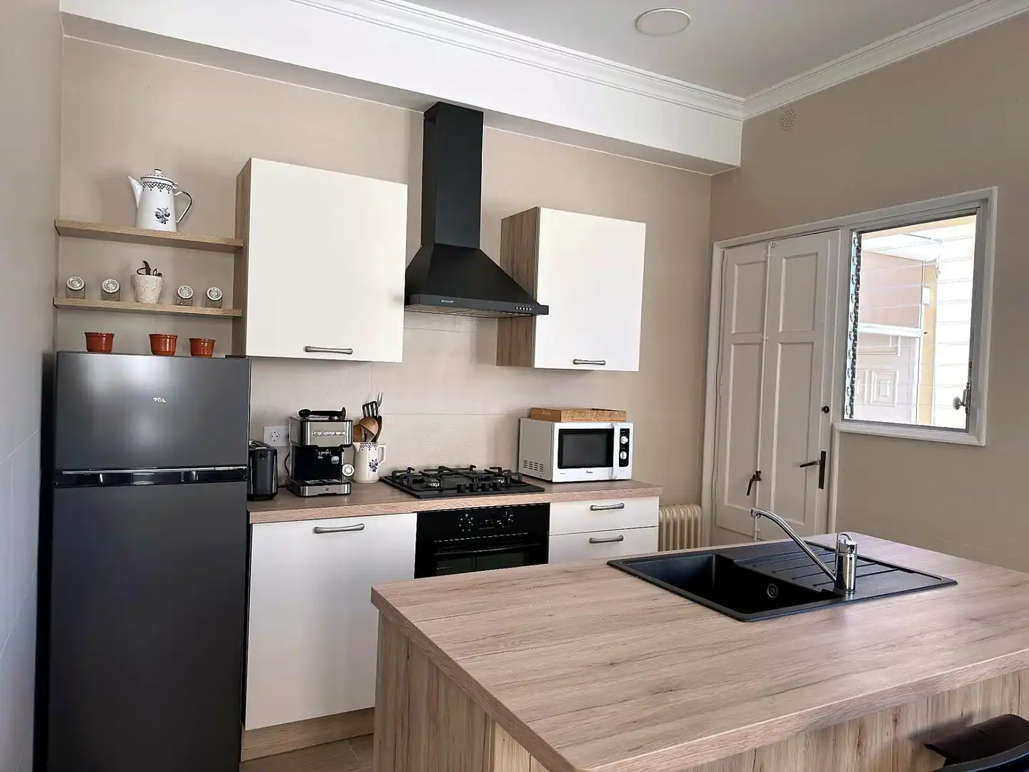 Cuina de Apartament en venda en Figueres amb Aire condicionat, Terrassa i Moblat