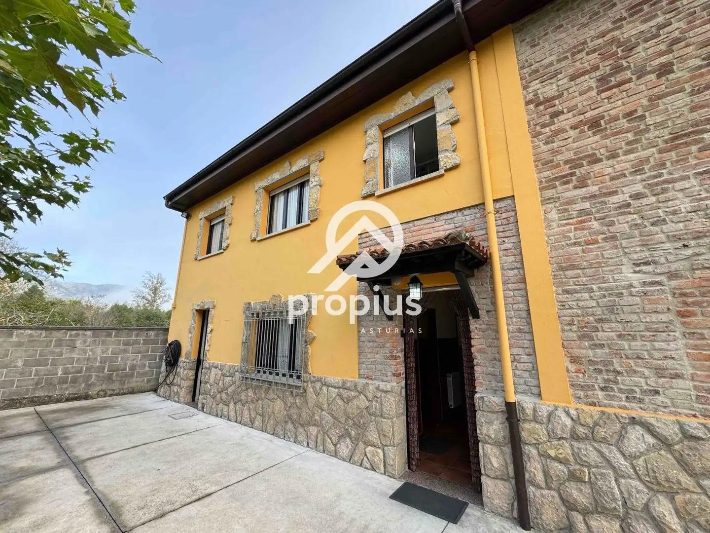 Vista exterior de Casa o chalet en venta en Parres con Calefacción, Jardín privado y Parquet