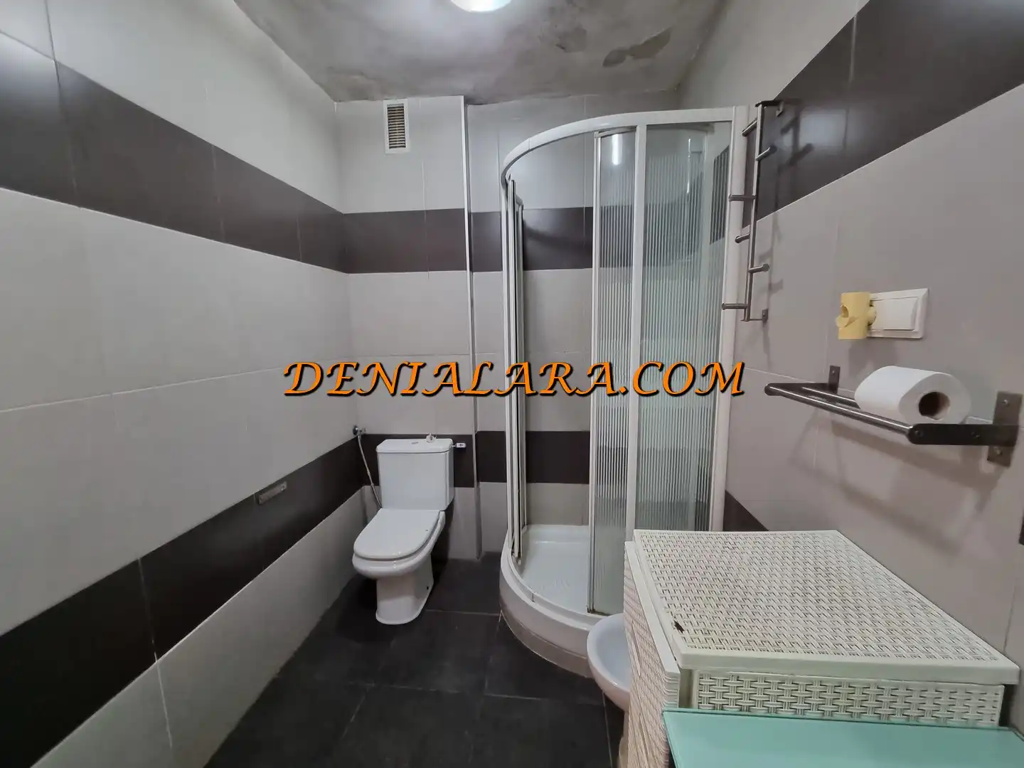 Bathroom of Flat for sale in Dénia  with Air Conditioner, Heating and Storage room