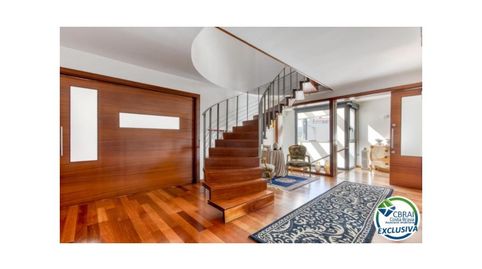 Casa unifamiliar exclusiva con ascensor, jardín y múltiples espacios independientes en Llançà, imatge 2