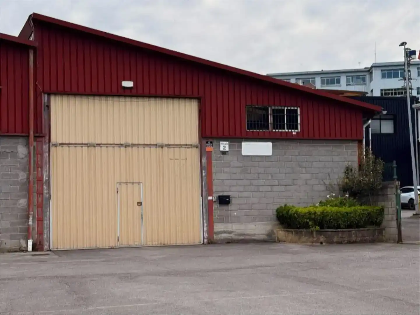 Vista exterior de Nave industrial en venta en Basurtu - Zorrotza