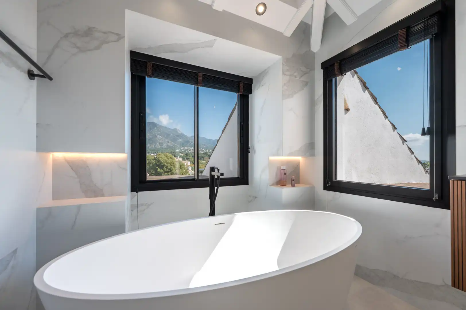 Bany de Àtic en venda en Marbella amb Aire condicionat, Terrassa i Piscina
