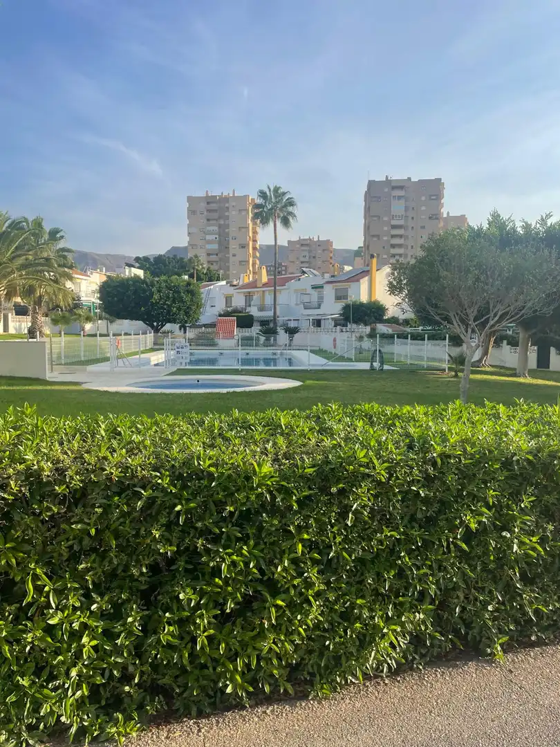 Vista exterior de Casa o xalet de lloguer en Roquetas de Mar amb Aire condicionat, Calefacció i Jardí privat