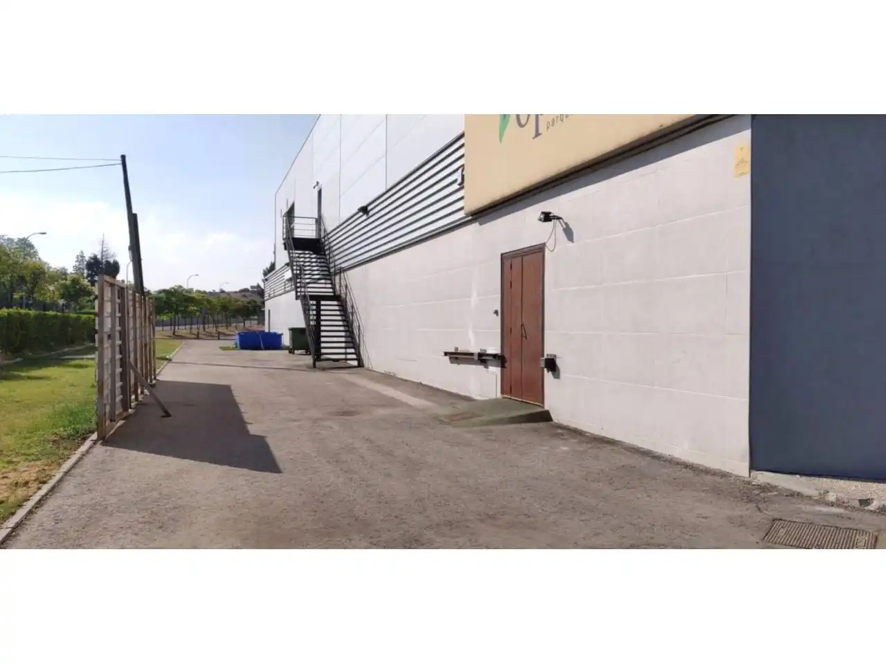 Exterior view of Commercial properties for rent in Pinto  with Alarm