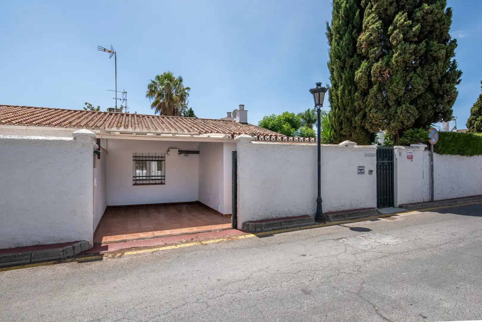 Vista exterior de Casa adosada en venda en Marbella amb Aire condicionat, Terrassa i Piscina