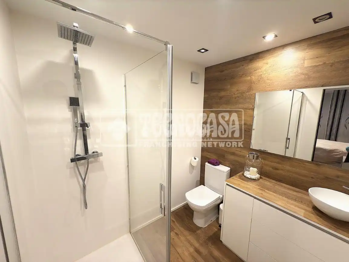 Badezimmer von Wohnung zum Verkauf in Cuenca mit Klimaanlage und Parkett