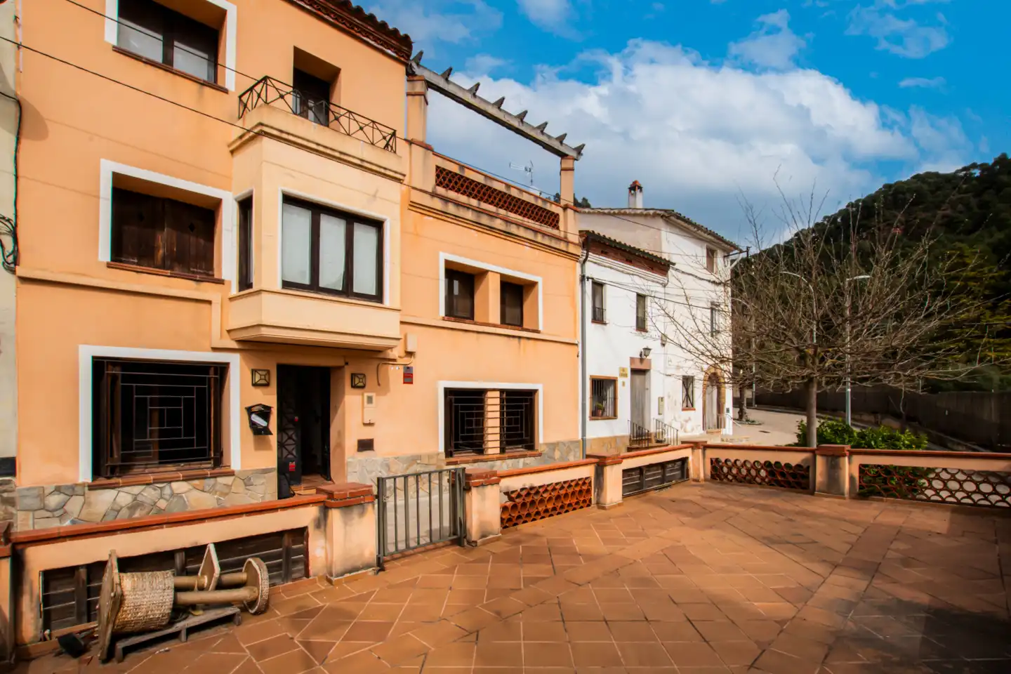 Vista exterior de Casa adosada en venda en Vacarisses amb Piscina, Balcó i Alarma