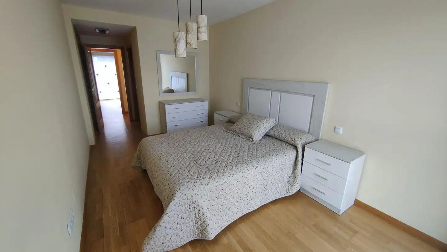 Habitación de Piso de alquiler en Santiago de Compostela  con Calefacción, Trastero y Amueblado