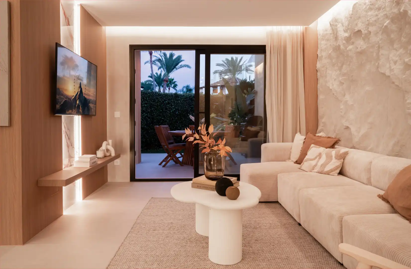 Sala d'estar de Casa adosada en venda en Marbella amb Aire condicionat, Jardí privat i Terrassa