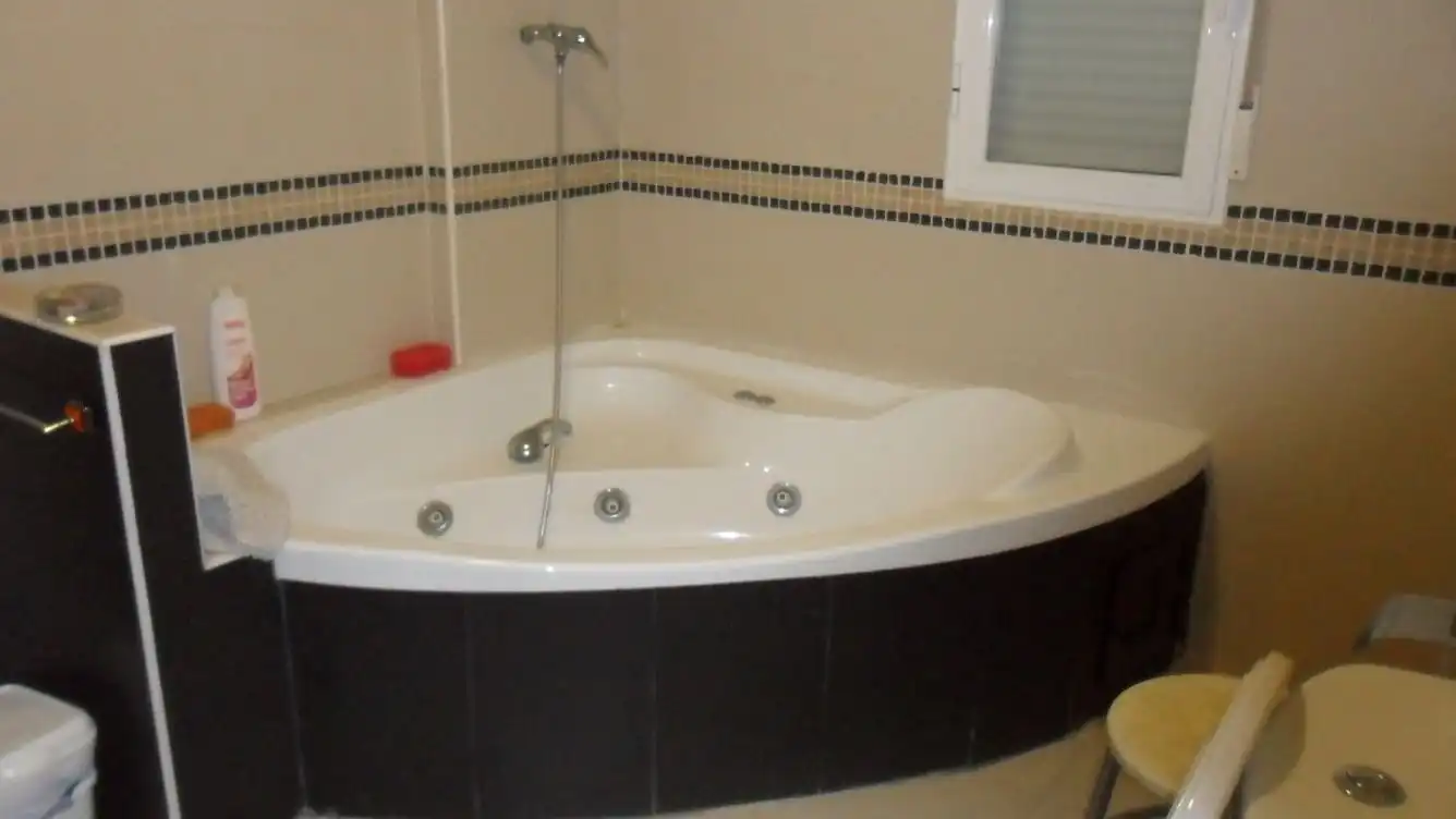 Badezimmer von Einfamilien-Reihenhaus zur Miete in Villarrobledo mit Klimaanlage, Heizung und Parkett