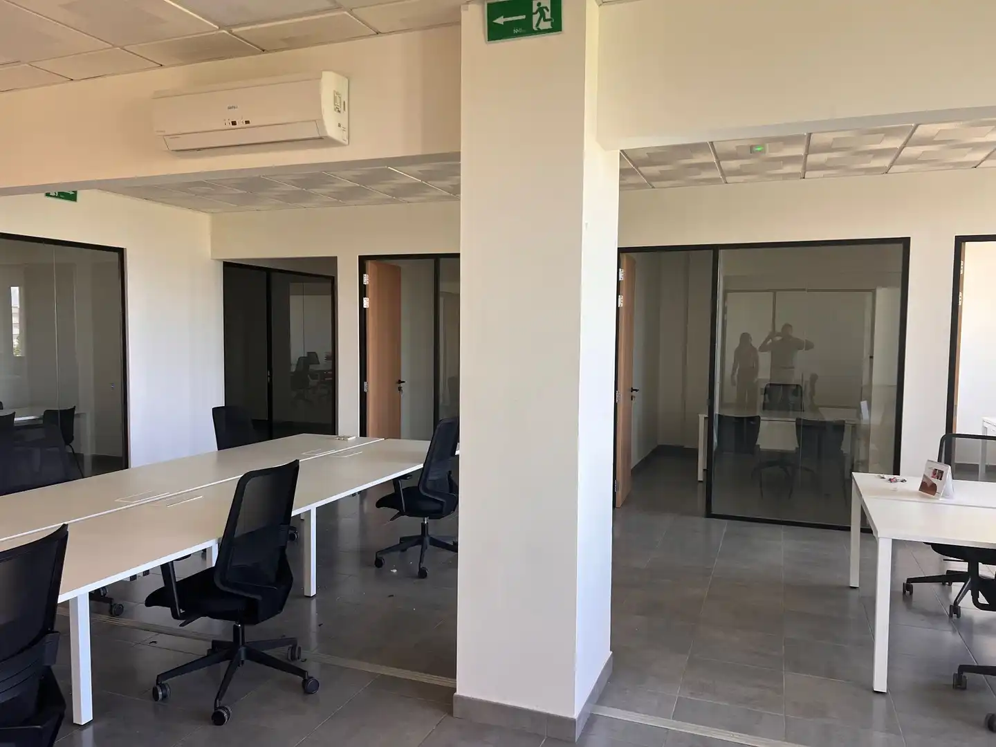 Büro zur Miete in Camas mit Klimaanlage, Heizung und Möbliert