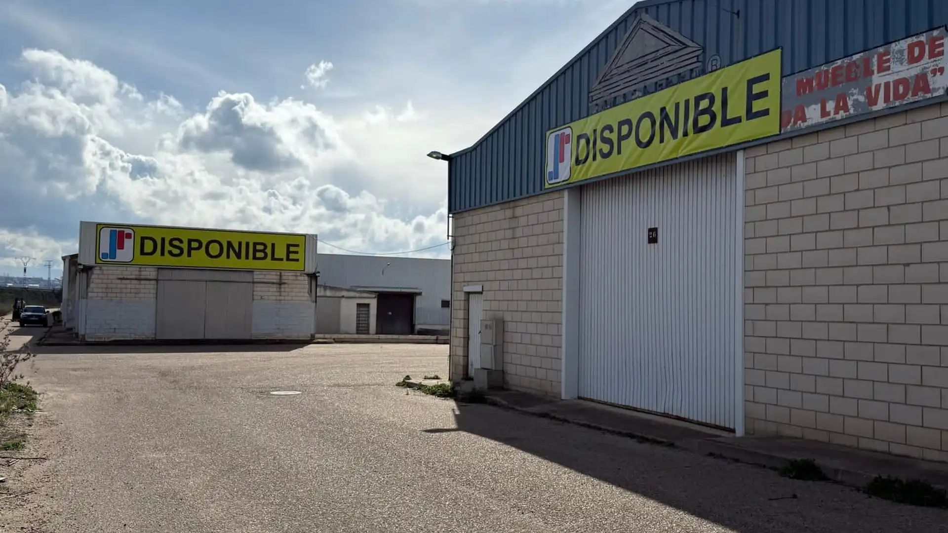 Fabrikhallen zum Verkauf in Calle León, 1, Magán