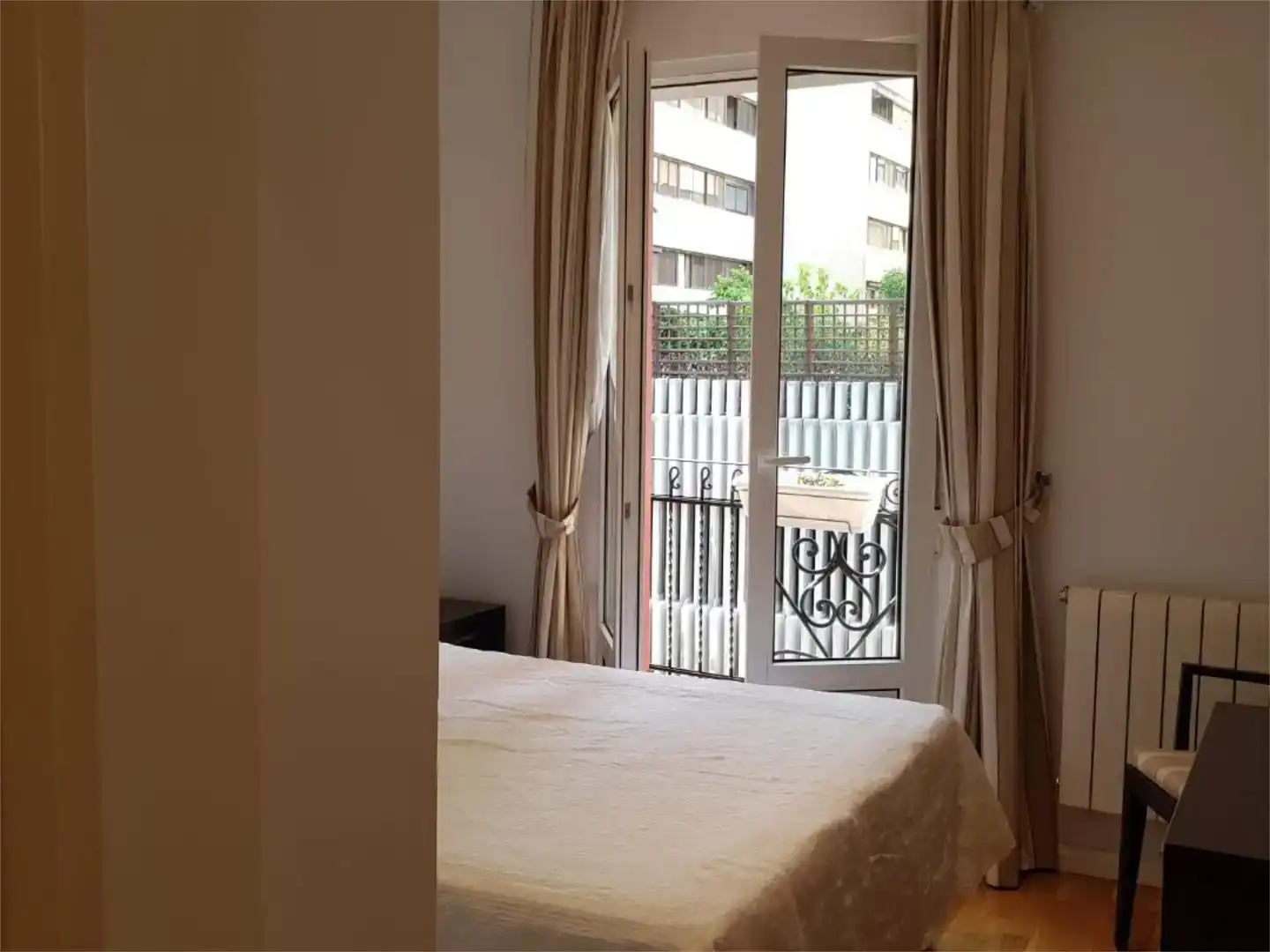 Schlafzimmer von Wohnung zur Miete in  Madrid Capital mit Klimaanlage und Balkon