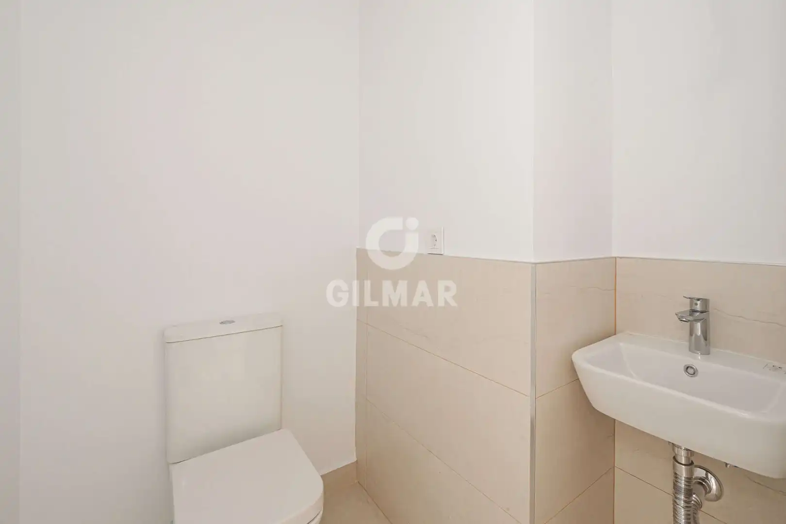 Bathroom of Flat for sale in Tomares  with Heating, Private garden and Storage room
