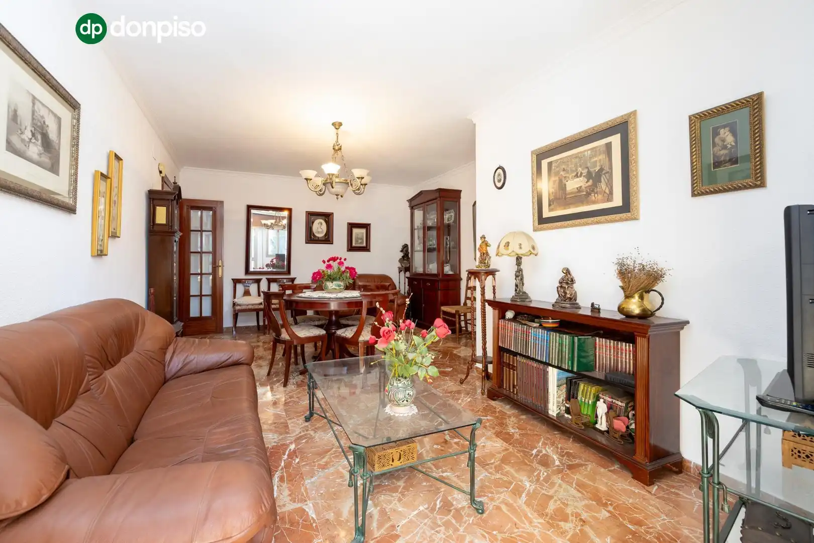 Sala d'estar de Pis en venda en Granada amb Terrassa, Traster i Balcó