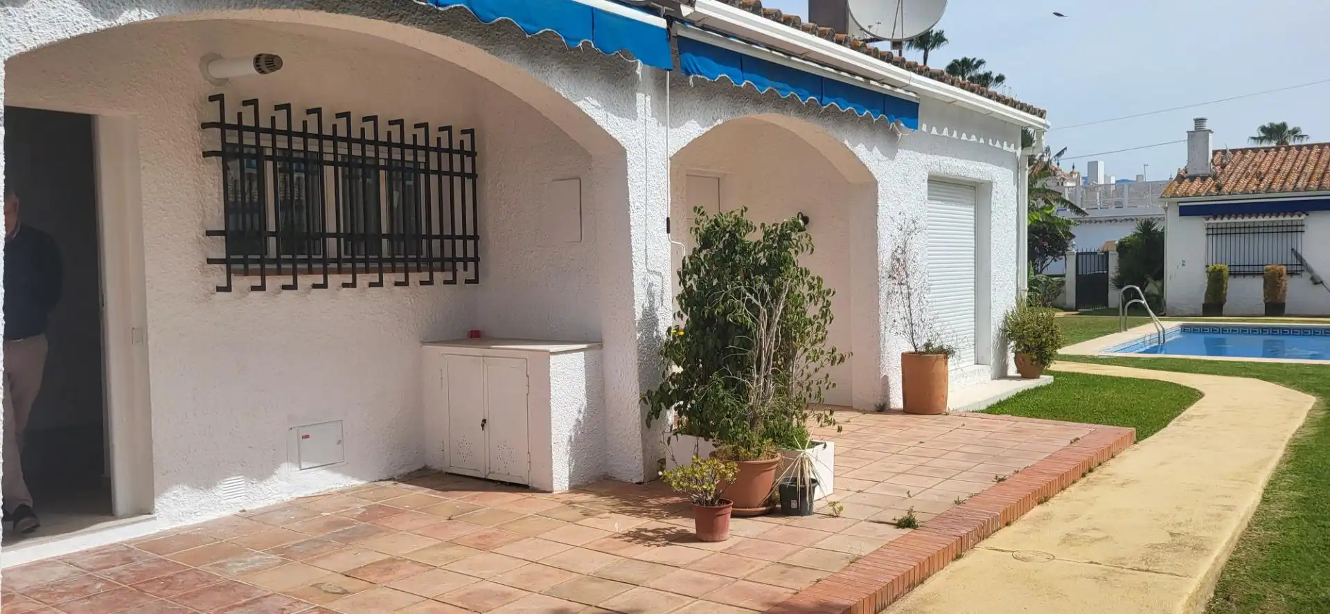Vista exterior de Casa adosada en venta en Marbella con Piscina comunitaria