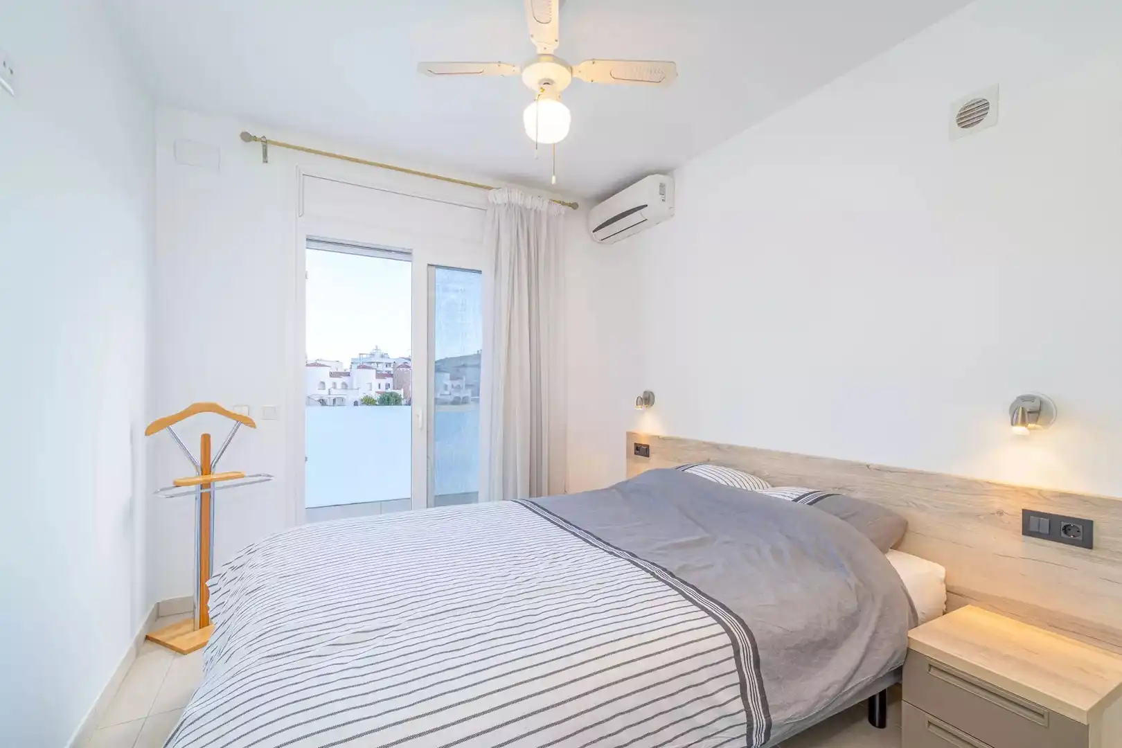 Dormitori de Casa o xalet en venda en Empuriabrava amb Aire condicionat, Terrassa i Piscina