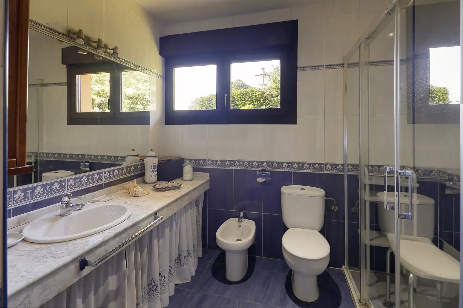 Bany de Casa o xalet en venda en Gijón  amb Calefacció, Terrassa i Traster