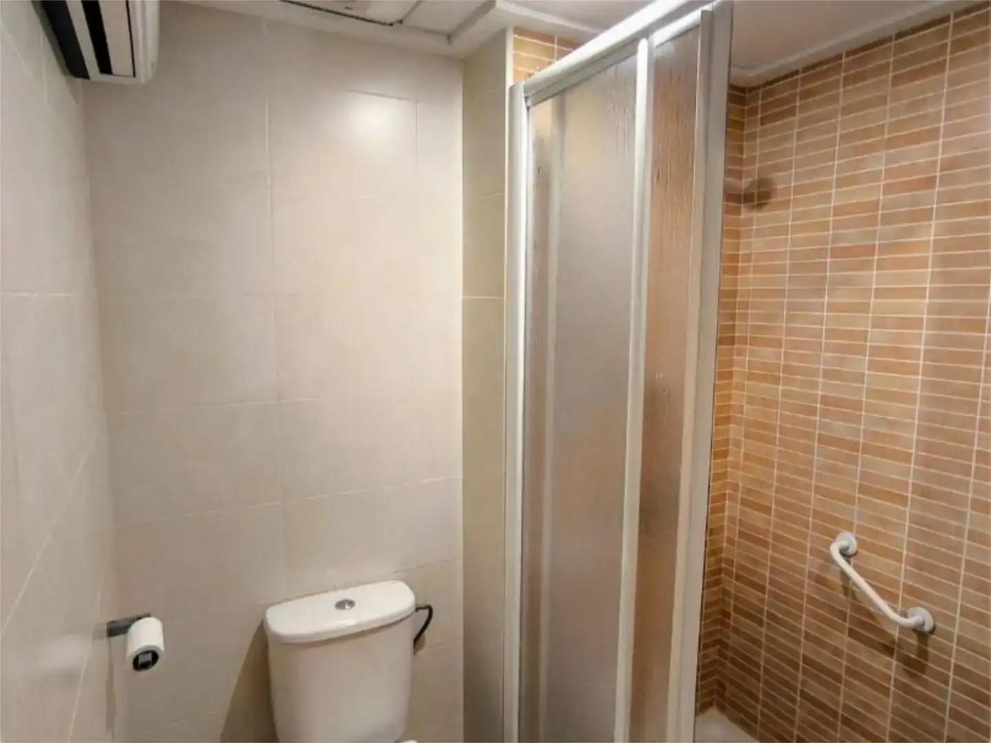 Badezimmer von Wohnung zum Verkauf in Onil mit Balkon