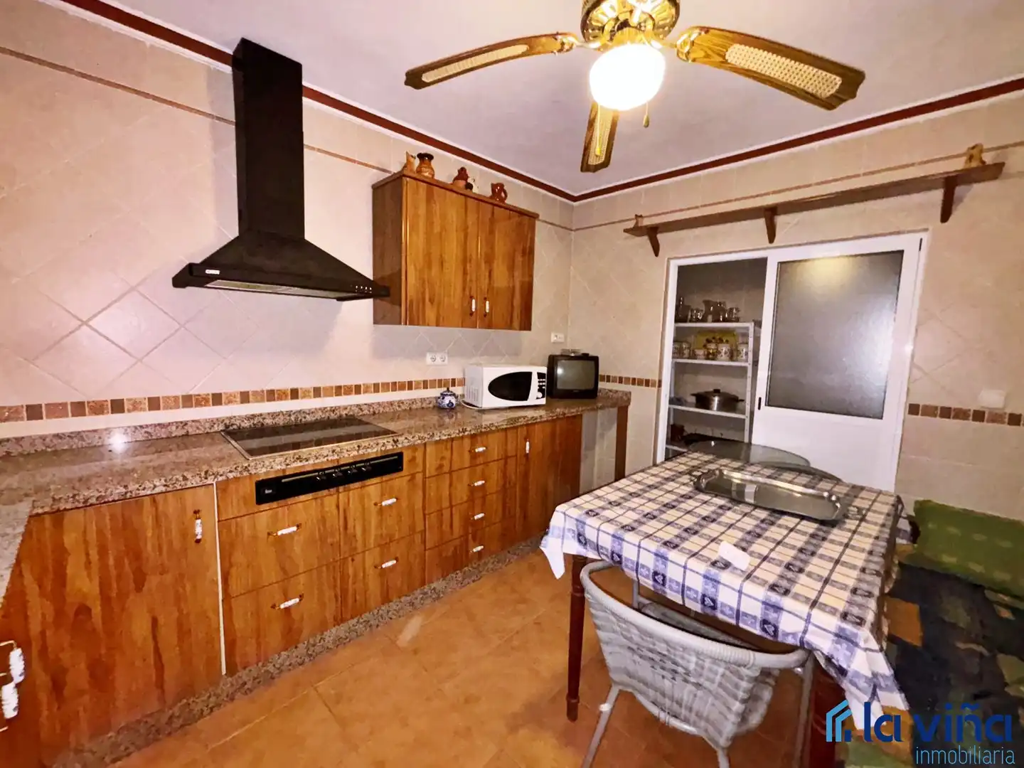 Cocina de Casa adosada en venta en Encinas Reales con Aire acondicionado, Terraza y Trastero
