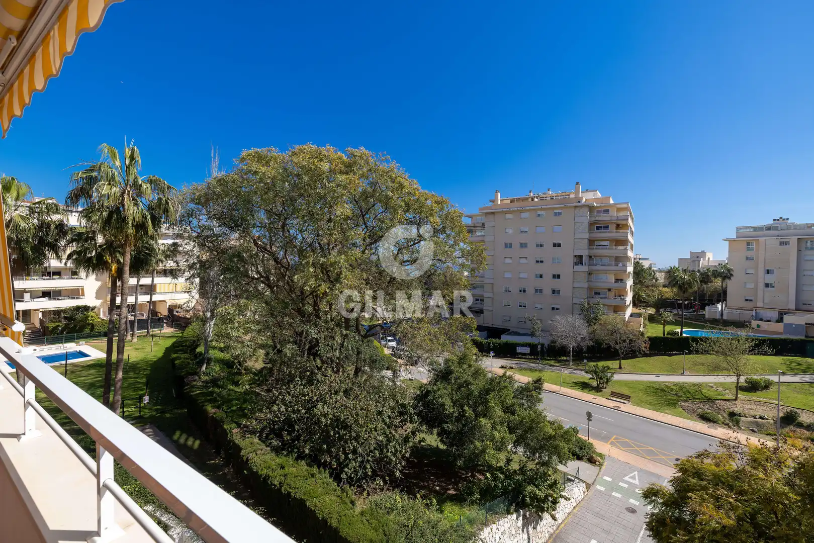 Außenansicht von Wohnung zum Verkauf in Benalmádena mit Privatgarten, Schwimmbad und Möbliert