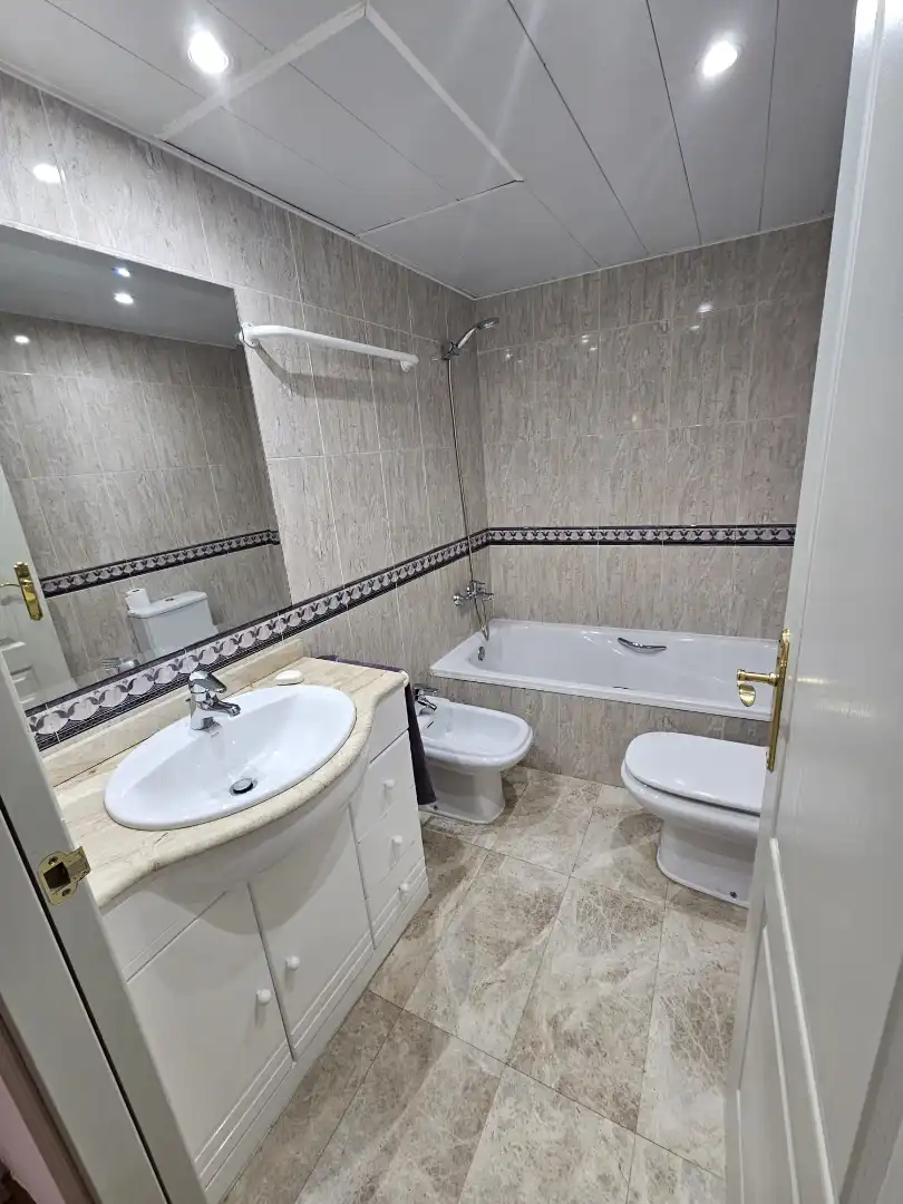 Badezimmer von Wohnung zum Verkauf in Vilanova i la Geltrú mit Klimaanlage, Parkett und Terrasse
