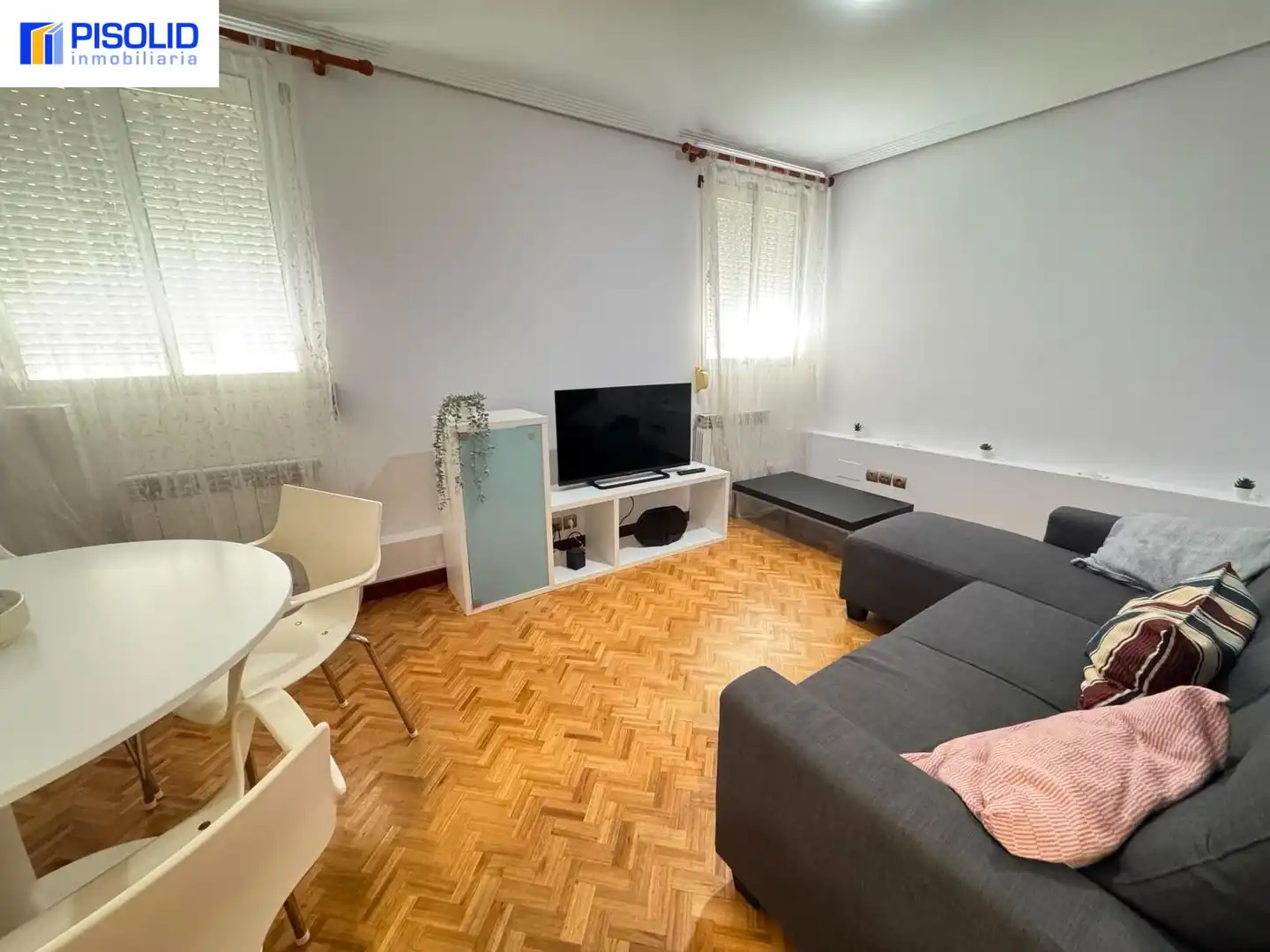 Sala d'estar de Pis de lloguer en Valladolid amb Calefacció, Parquet i Moblat