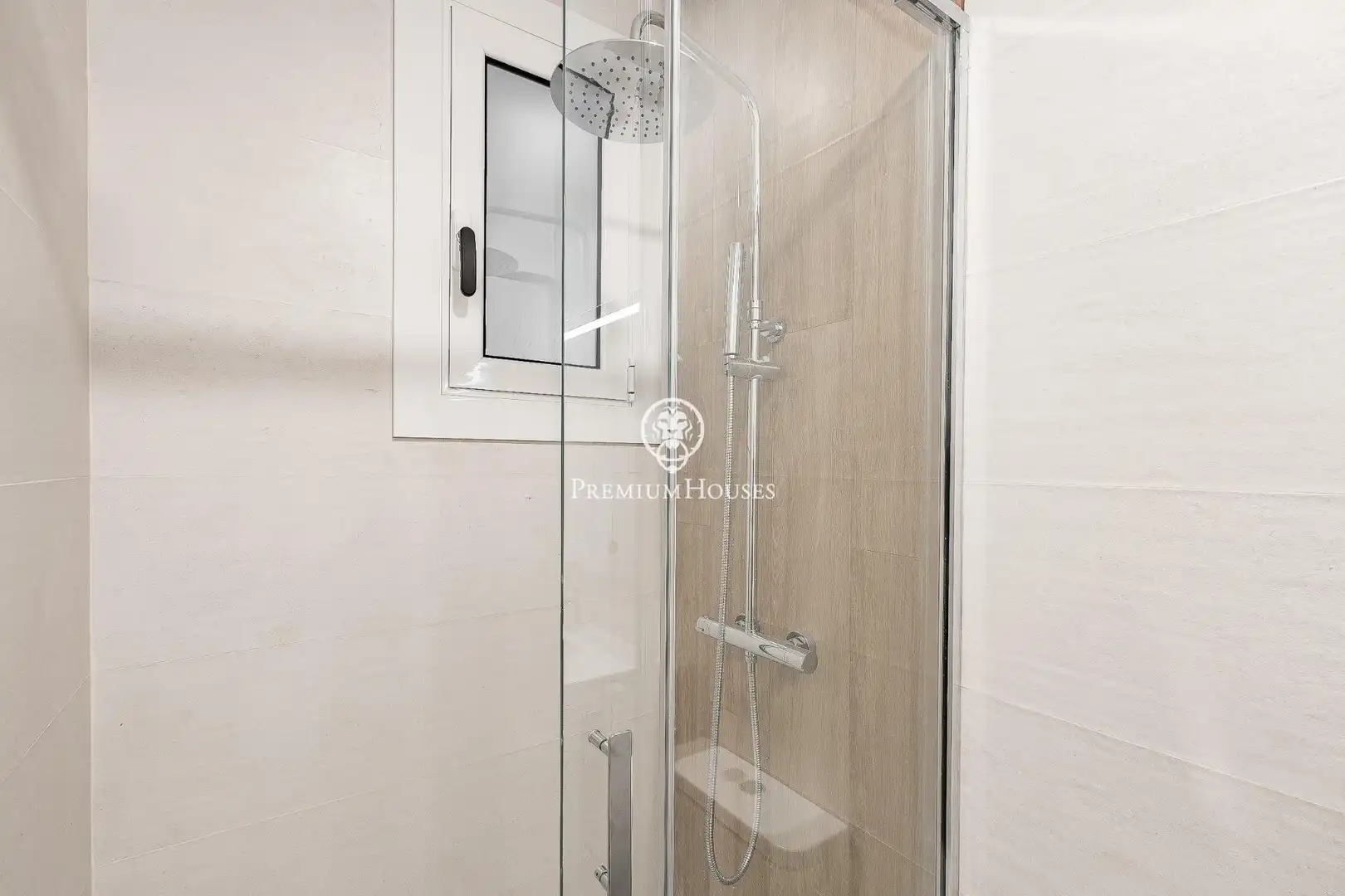 Badezimmer von Wohnungen zum Verkauf in Barcelona mit Klimaanlage, Heizung und Parkett