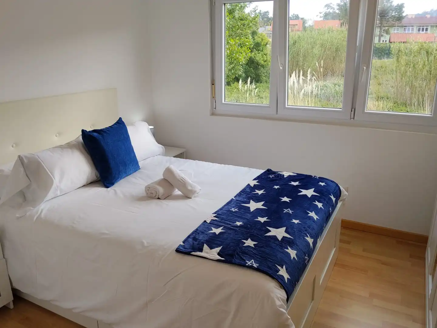 Schlafzimmer von Wohnungen zur Miete in Fisterra mit Abstellraum, Möbliert und Ofen
